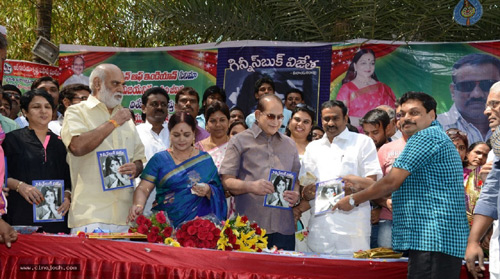 vijaya nirmala,super star krishna,k.raghavendra rao,guinnes book vijetha,b.a.raju,jaya b.  ‘గిన్నిస్‌బుక్‌ విజేత’ను ఆవిష్కరించిన కె.రాఘవేంద్రరావు